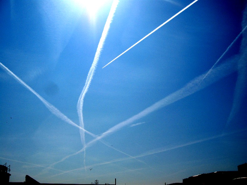 /dateien/gg3651,1247945001,Chemtrails Slicing up the Sky over Toronto